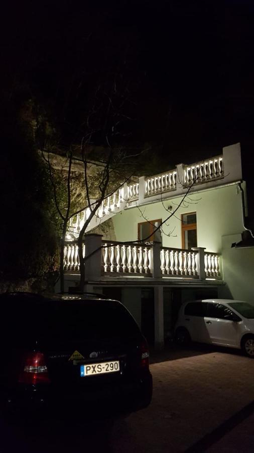 Aparthotel Sziklavendeghaz Veszprém Esterno foto