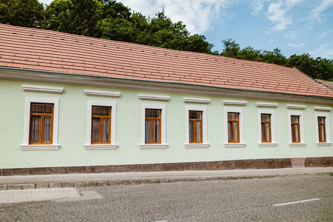Aparthotel Sziklavendeghaz Veszprém Esterno foto