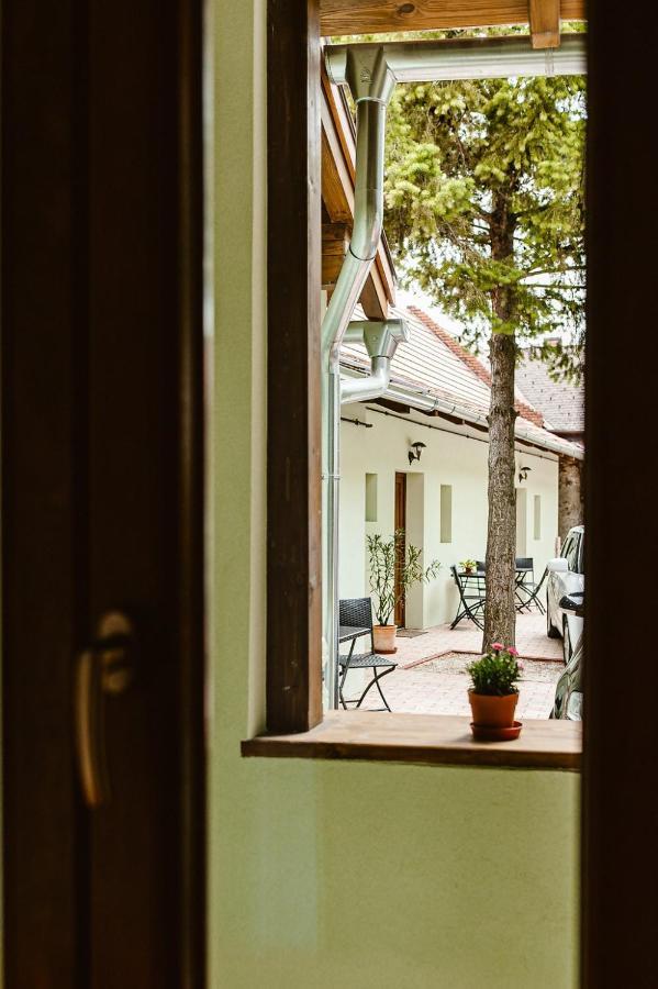 Aparthotel Sziklavendeghaz Veszprém Esterno foto