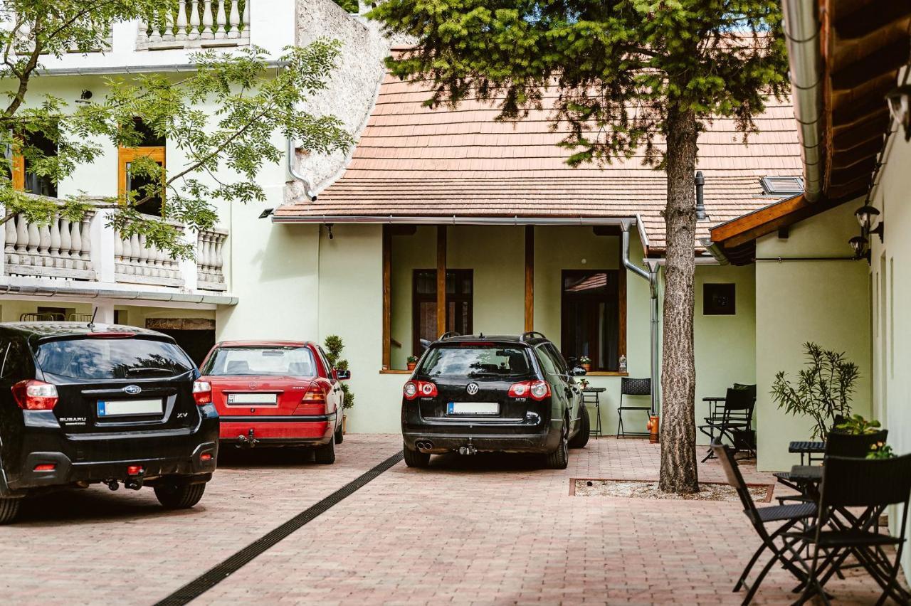 Aparthotel Sziklavendeghaz Veszprém Esterno foto